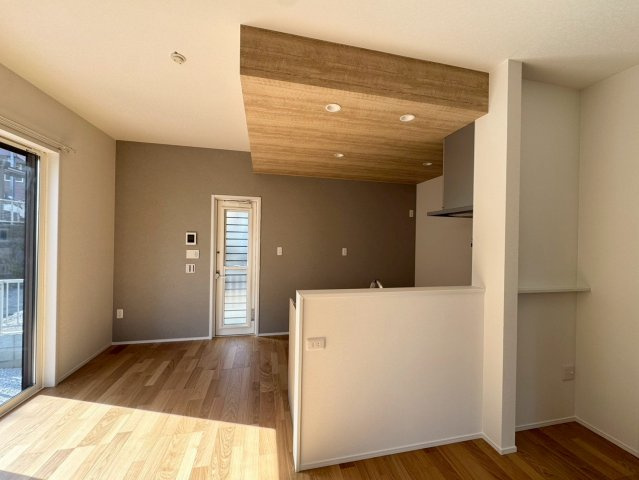 SUN COURTーサンコート－小倉北区上到津1丁目【小倉北区　新築戸建て】のキッチン|下がり天井とアクセントクロスがお洒落なキッチン♪【小倉北区　新築戸建て】