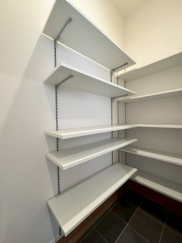 SUN COURTーサンコート－小倉北区上到津1丁目【小倉北区　新築戸建て】の収納|靴が多い方も安心の広々シューズインクローゼット完備の玄関♪【小倉北区　新築戸建て】