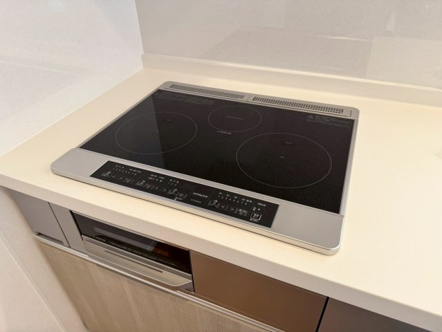 SUN COURTーサンコート－小倉北区上到津1丁目【小倉北区　新築戸建て】のキッチン|IHクッキングヒーターでお掃除も楽々【小倉北区　新築戸建て】