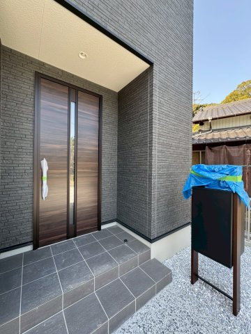 SUN COURTーサンコート－小倉北区上到津1丁目【小倉北区　新築戸建て】の玄関|玄関は遠隔でドアの開閉ができ、お荷物が多い時にも便利です。【小倉北区　新築戸建て】