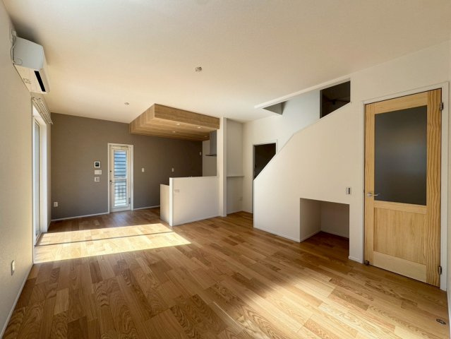 SUN COURTーサンコート－小倉北区上到津1丁目【小倉北区　新築戸建て】の居間・リビング|家族が顔をあわせやすくなるリビング階段♪【小倉北区　新築戸建て】