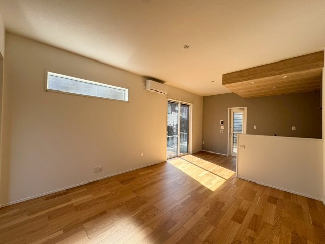 SUN COURTーサンコート－小倉北区上到津1丁目【小倉北区　新築戸建て】の居間・リビング|１６帖の広々としたリビングダイニングは日当たり良好です♪【小倉北区　新築戸建て】