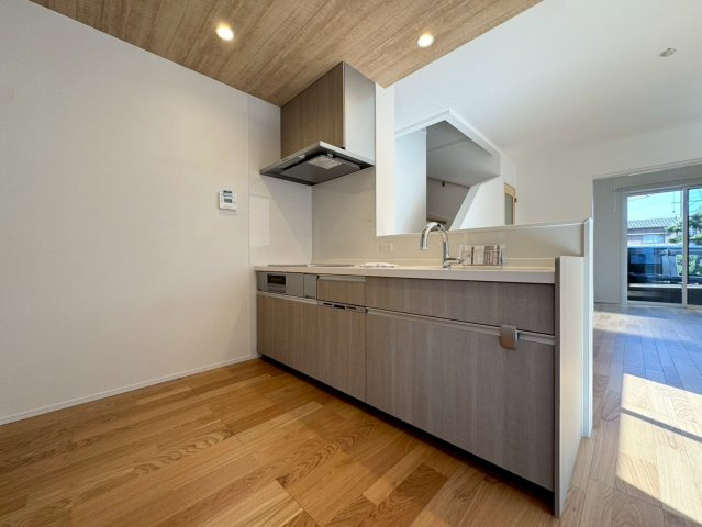 SUN COURTーサンコート－小倉北区上到津1丁目【小倉北区　新築戸建て】のキッチン|対面式のオープンキッチン♪お料理しながら家族の会話も広がります♪【小倉北区　新築戸建て】