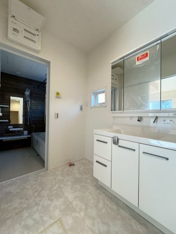 【前面道路含む現地写真】の画像