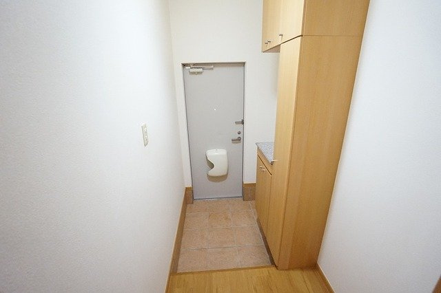 ベルサンライズＢの玄関|収納もある玄関です