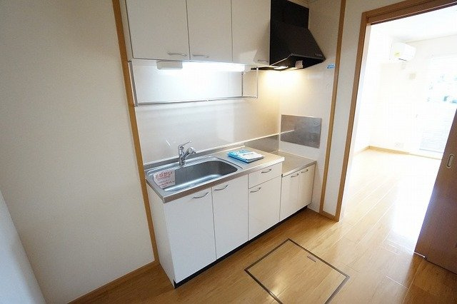 ベルサンライズＢのキッチン|コンパクトなキッチンで掃除もラクラク