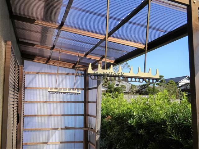 青葉住宅の設備|洗濯物干し竿掛けです