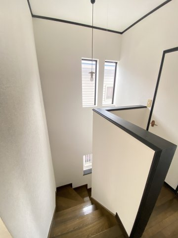 論地町3丁目戸建の内装|明るい階段