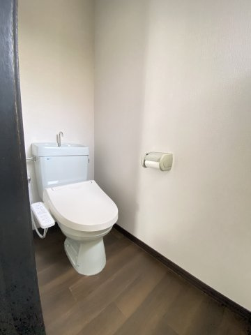 論地町3丁目戸建のトイレ|１階トイレ・温水洗浄暖房便座付き