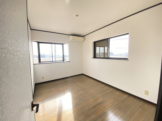 論地町3丁目戸建の洋室|南側洋室・エアコンサービス付き