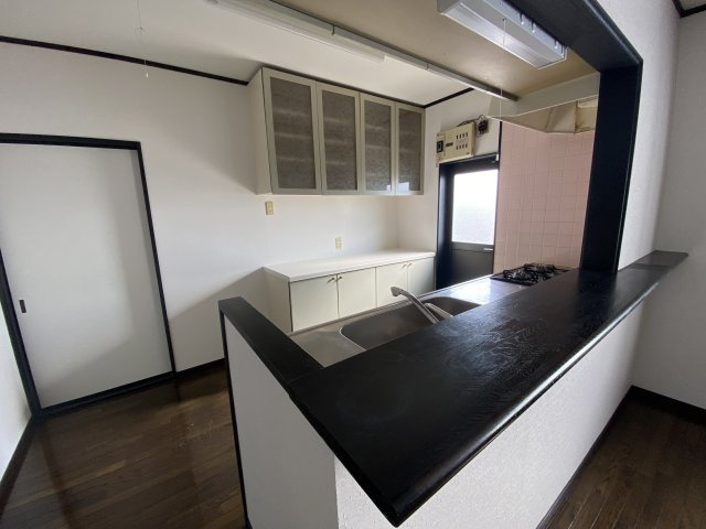 論地町3丁目戸建のキッチン|カウンターキッチン・収納棚付き