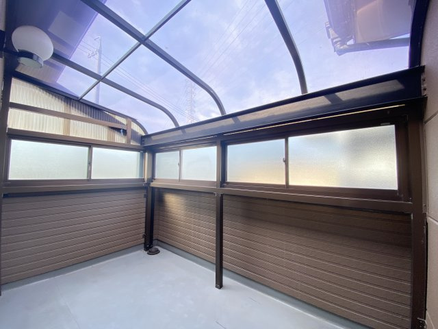 論地町3丁目戸建のバルコニー|南側バルコニーは雨天時、花粉飛散時も安心なサンルーム風