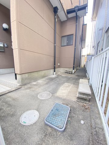 論地町3丁目戸建の庭|玄関横スペース