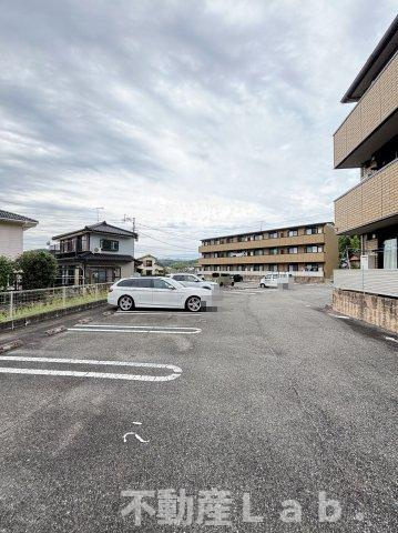 グランソレイユ　B棟の駐車場