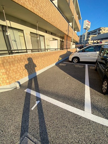 グロリオーサ甲東の駐車場