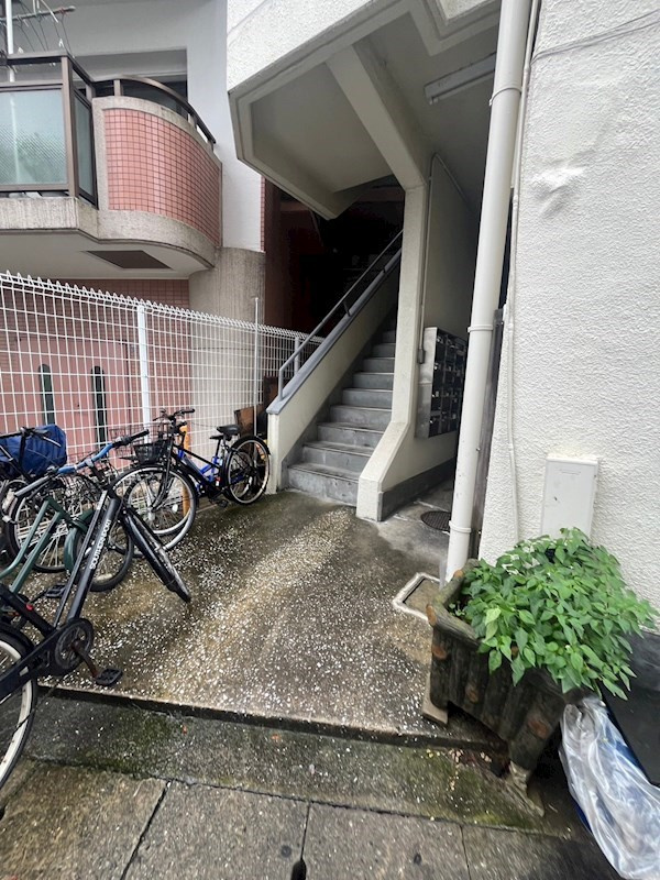 小西ビルのエントランス