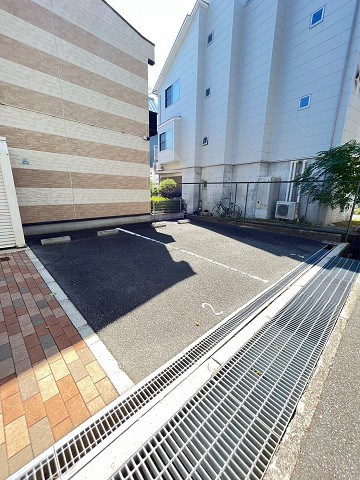 レオパレスウグイスの駐車場