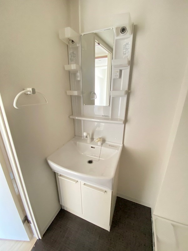 リヴィアスナンバルーチェの洗面所|明るい洗面所です