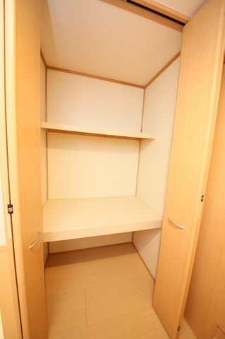 グランシャリオ前屋敷Aの収納|別部屋同一間取りのお写真となります。