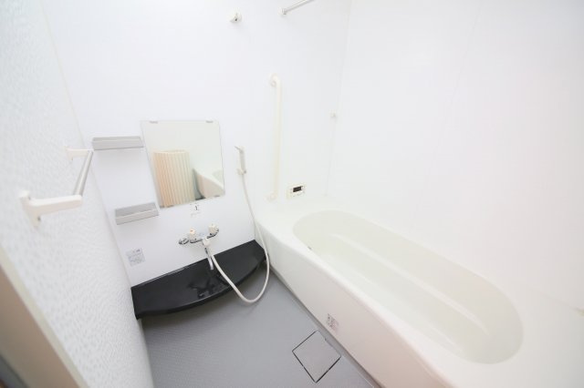 グランシャリオ前屋敷Aの浴室|別部屋同一間取りのお写真となります。