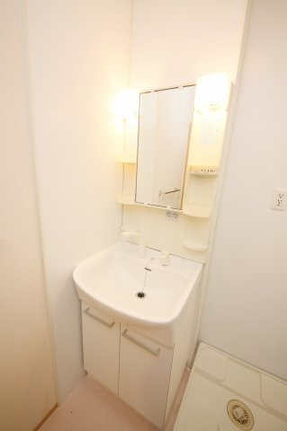 グランシャリオ前屋敷Aの独立洗面台|別部屋同一間取りのお写真となります。
