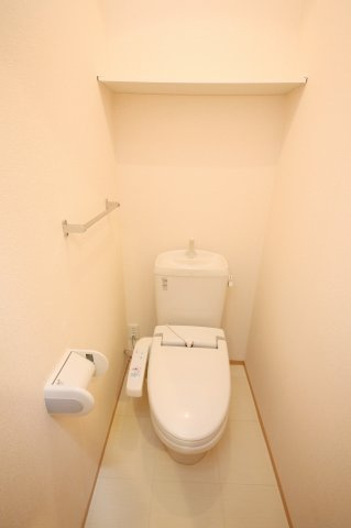 グランシャリオ前屋敷Aのトイレ|別部屋同一間取りのお写真となります。