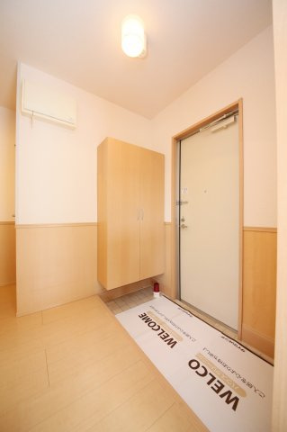 グランシャリオ前屋敷Aの玄関|別部屋同一間取りのお写真となります。