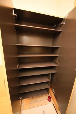 グランシャリオ前屋敷Aの収納|別部屋同一間取りのお写真となります。