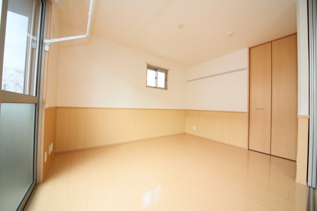 グランシャリオ前屋敷Aの洋室|別部屋同一間取りのお写真となります。