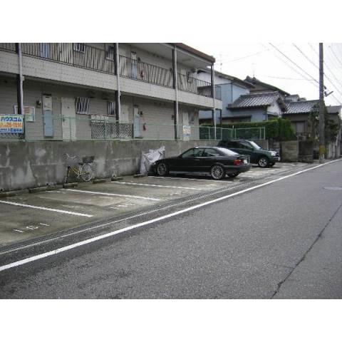 コーポ・ミッシェルの駐車場