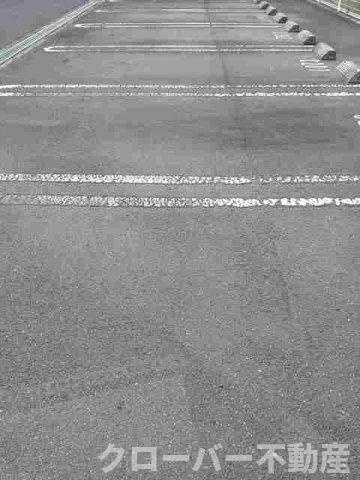 ベル・ソレイユＤの駐車場