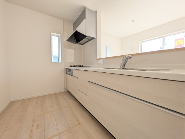 【新築戸建】　いわき市泉町下川第8　全1棟のキッチン|対面キッチンは家族とのコミュニケーションをとりながらお料理できるのが魅力です♪とくに小さなお子さんを持つご家庭では、調理中もお子さんの様子をみられるので大きな安心に繋がりますね♪