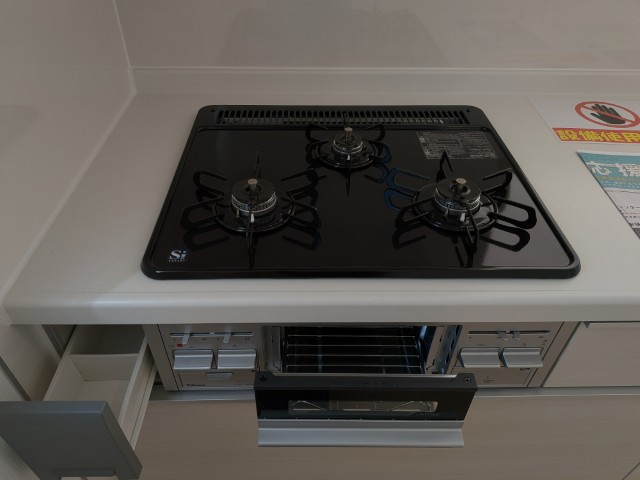【新築戸建】　いわき市泉町下川第8　全1棟のキッチン|ガス火3口、魚焼きグリル、調味用入れがついています！