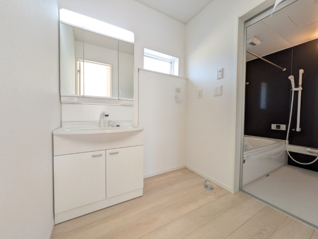 【新築戸建】　いわき市泉町下川第8　全1棟の独立洗面台|朝の身支度に便利な独立洗面台です。3面鏡で鏡の裏には収納スペースがあり、小物などをすっきり片づけることができます。