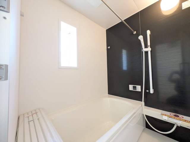 【新築戸建】　いわき市泉町下川第8　全1棟の浴室|リラックスできる雰囲気の浴室です。洗い場が広々としています。浴槽も広くリラックスするには最適です。