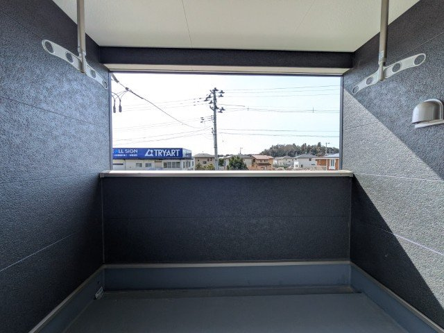 【新築戸建】　いわき市泉町下川第8　全1棟のバルコニー|インナーバルコニーは広々としていてお洗濯が楽ちんです。また日当たりを好む植物を育てるにはぴったりの空間なので、ガーデニングの場としても楽しむことができます◎