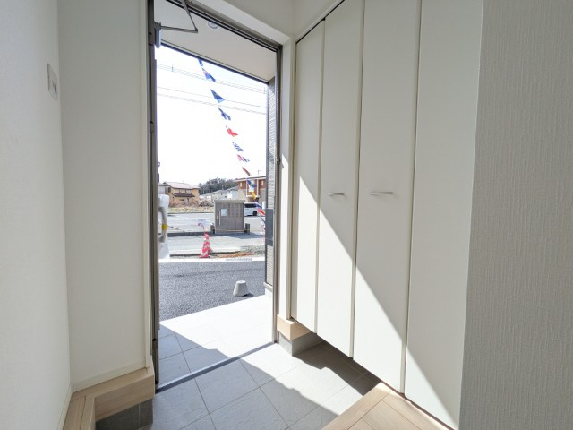 【新築戸建】　いわき市泉町下川第8　全1棟の玄関|玄関収納は天井いっぱいまであり靴の整理に困りません！