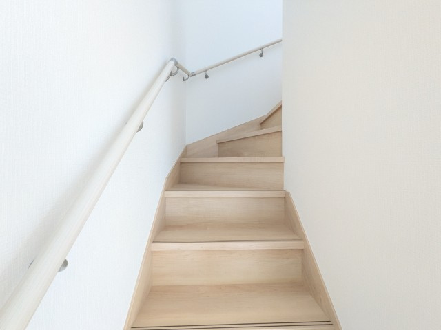 【新築戸建】　いわき市泉町下川第8　全1棟の内装|階段スペースです。手すりが付いているので安心です。