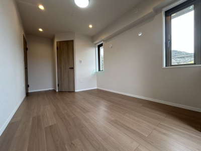 【洋室】 | シャリエ大津皇子が丘 | クローゼットのあるお部屋！荷物を収納することでお部屋をスマートに見せることができます。