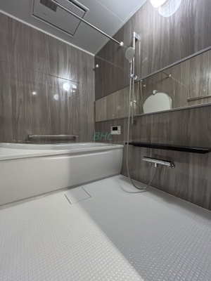 【浴室】 | シャリエ大津皇子が丘 | 一日の疲れを癒すバスルームは、心地よいリラックスを叶える清潔感溢れる美しい空間です。