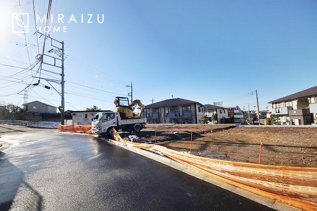 【前面道路含む現地写真】 | プライバシー性と開放感を高める住環境。陽当たりの良い開かれたロケーションを活かし、心地よい暮らしをプランニング