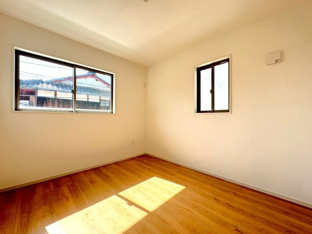 ◆家事動線良好な４ＬＤＫ◆全居室２面採光で陽当たり通風良好◆収納充実◆山科区川田西浦町１期の洋室|洋室