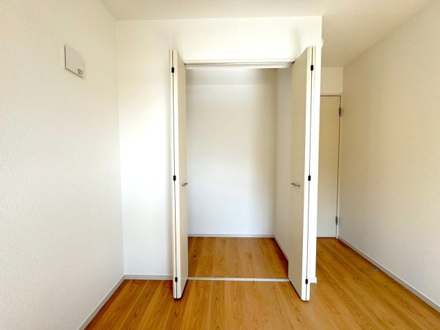 ◆家事動線良好な４ＬＤＫ◆全居室２面採光で陽当たり通風良好◆収納充実◆山科区川田西浦町１期の洋室|クローゼット