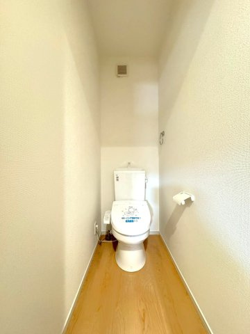 ◆家事動線良好な４ＬＤＫ◆全居室２面採光で陽当たり通風良好◆収納充実◆山科区川田西浦町１期のトイレ|トイレ