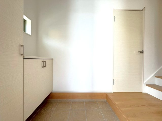 ◆家事動線良好な４ＬＤＫ◆全居室２面採光で陽当たり通風良好◆収納充実◆山科区川田西浦町１期の玄関|玄関
