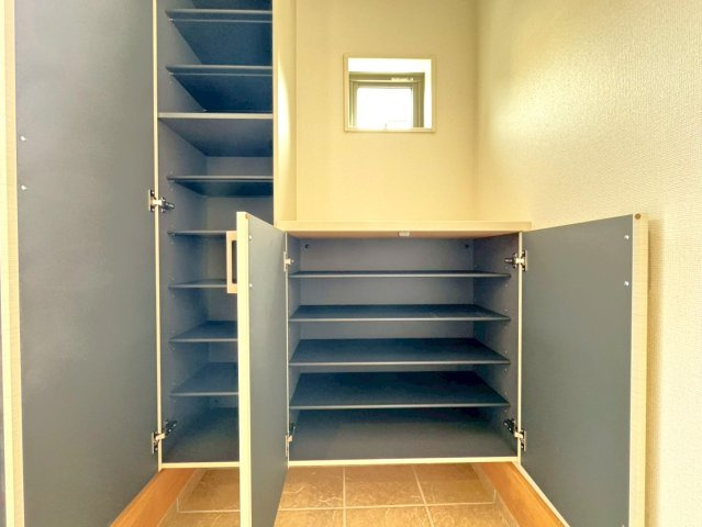 ◆家事動線良好な４ＬＤＫ◆全居室２面採光で陽当たり通風良好◆収納充実◆山科区川田西浦町１期の玄関|シューズBOX