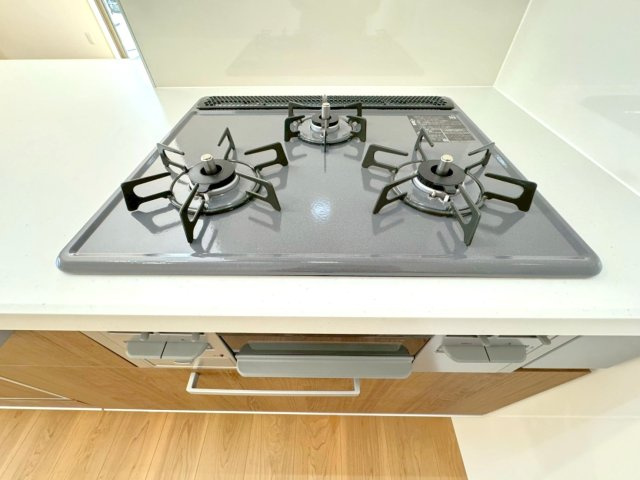 ◆家事動線良好な４ＬＤＫ◆全居室２面採光で陽当たり通風良好◆収納充実◆山科区川田西浦町１期のキッチン|３口ガスコンロ