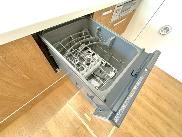 ◆家事動線良好な４ＬＤＫ◆全居室２面採光で陽当たり通風良好◆収納充実◆山科区川田西浦町１期のキッチン|食器洗浄乾燥機付き