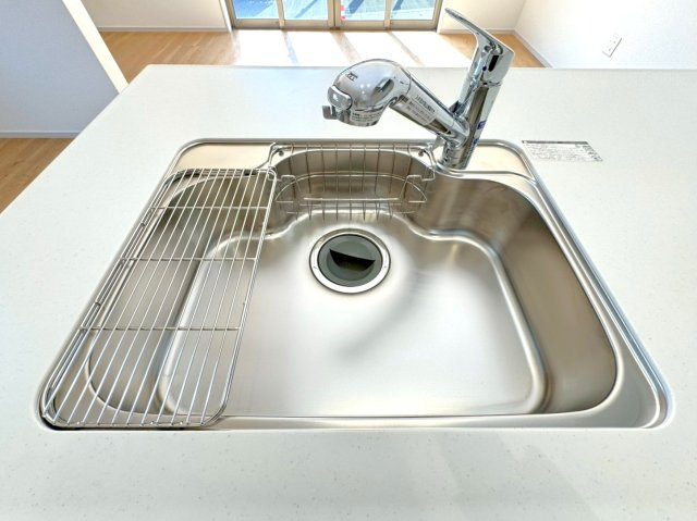 ◆家事動線良好な４ＬＤＫ◆全居室２面採光で陽当たり通風良好◆収納充実◆山科区川田西浦町１期のキッチン|シンク