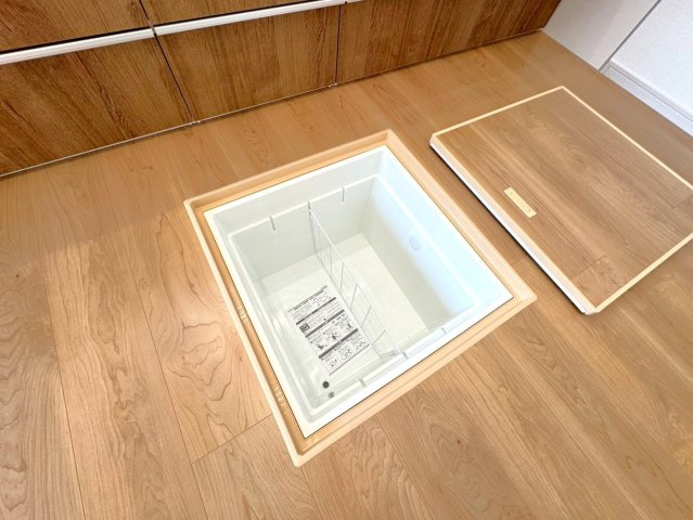 ◆家事動線良好な４ＬＤＫ◆全居室２面採光で陽当たり通風良好◆収納充実◆山科区川田西浦町１期のキッチン|床下収納